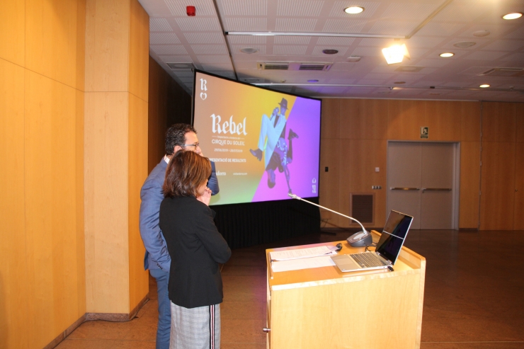 Verònica Canals i Betim Budzaku, instants abans de començar amb la presentació.